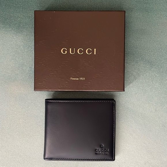 Authentic Gucci Bi-Fold Leather Wallet - Picture 2 of 11